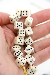 Dados de Hueso Estilo Casino Premium, Hechos a Mano, Cubos para Juegos de Mesa, Accesorio Tradicional para Juegos de Mesa, Edición de Lujo Coleccionable - Product Image 1