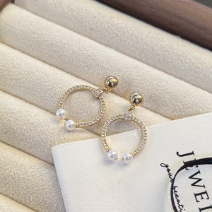 Boucles d'oreilles en cristal d'eau douce de haute qualité, nouvelles, forme ronde de 4-5 mm, forte brillance, légères imperfections, double perle, design en fer à cheval - Product Image 2