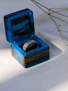 Boîte à bague tendance de luxe haut de gamme à fente unique en bois et résine bleue pour mariages, fiançailles et propositions de mariage, rangement de bijoux unique en gros - Product Image 3