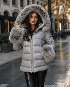 Chaqueta Acolchada Plateada para Mujer con Capucha de Piel, Cierre de Cremallera en Manga Larga, Abrigo de Invierno Cortavientos, Relleno Grueso de Poliéster - Product Image 1