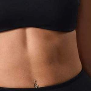 Soutien-gorge de sport noir pour femme avec logo personnalisé, double bretelle, sans couture, crop top d'entraînement à fines bretelles, ensemble de fitness et de gym, vêtements de sport, vente en gros - Product Image 4
