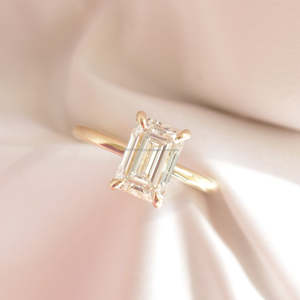 Bague de fiançailles minimaliste solitaire en or jaune 14 carats pour femme, diamant de laboratoire certifié IGI taille émeraude 2 carats, 2 mm - Product Image 6