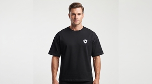 เสื้อยืดคอกลมแขนสั้นสีดำสำหรับผู้ชาย ทรงปกติ ผ้าเจอร์ซีย์ถัก 100% ผ้าฝ้าย สีพื้น ระบายอากาศได้ดี มีโลโก้ด้านหน้า - Product Image 3