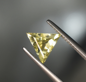 Saphir Jaune Clair de Laboratoire, Taille Trillion, 16 mm, Pierre Précieuse Libre, Corindon Véritable, Pierre Pyramidaire Créée en Laboratoire - Product Image 6