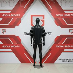 Camiseta negra extragrande para mujer con tela de algodón premium, logo bordado geométrico con pedrería, corte relajado, estilo de lujo - Product Image 4