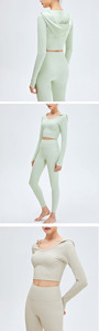 Ensemble de yoga pour femme : Crop top côtelé violet à col en V et dos nageur, leggings taille haute, manches longues, couleur unie, respirant, séchage rapide, devant - Product Image 4