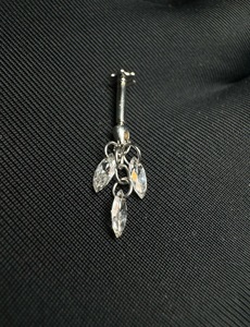 Pendientes de Lujo con Diamantes Marquise en Oro de 14K y Silueta de Pluma Flotante - Product Image 5