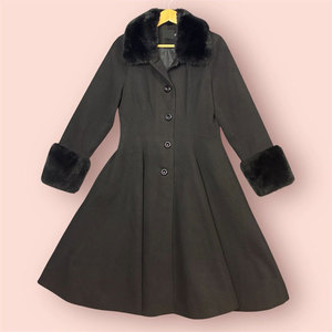 Manteau évasé noir pour femmes avec col et poignets en fausse fourrure, style gothique vintage, tailles personnalisées OEM ODM - Product Image 1