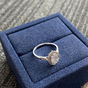 Anillo de Compromiso con Halo de Diamantes Cultivados en Laboratorio de Corte Ovalado para Mujer en Oro Rosa de 10K/14K/18K con Estilo Encantador - Product Image 3