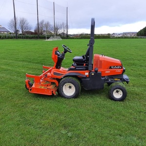 Tracteur à roues Kubota, tondeuse autoportée orange avec plateau de décharge latérale et siège noir - Product Image 5