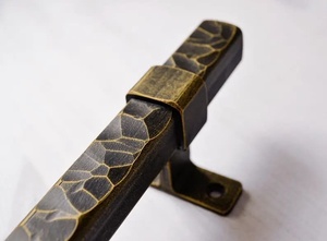 Manija de hierro forjado vintage Iron Nature con motivos de hojas en relieve, extremos calados y acabado pintado para vallas y celosías - Product Image 4