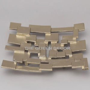 Ensemble de 2 bols à fruits en aluminium poli doré et argenté, forme géométrique, design fantastique - Product Image 3