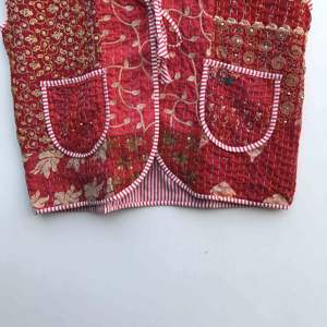 เสื้อกั๊กสไตล์โบฮีเมียนวินเทจสำหรับผู้หญิง ผ้าฝ้าย 100% ทำมือ ตกแต่งด้วยผ้าปะติดปะต่อแบบฮิปปี้ ติดกระดุมสองแถว มีกระเป๋าปักลาย - Product Image 5