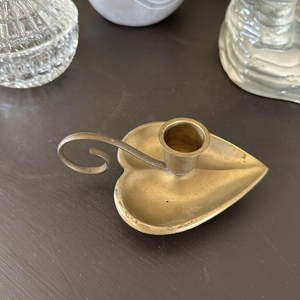 Chandelier en laiton en forme de cœur de 6 pouces, style Cottagecore rustique, support pour bougie conique, accessoire d'éclairage - Product Image 1