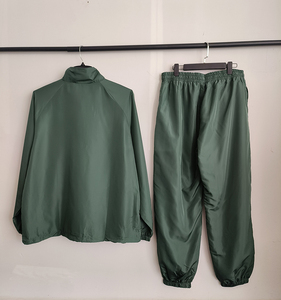 ชุดวอร์มกันลมสำหรับผู้ชาย ผลิตจากโพลีเอสเตอร์ เสื้อแจ็คเก็ตกันลมแบบสวมหัว ชุดกีฬา ชุดออกกำลังกาย เสื้อผ้าสตรีทแวร์ รับผลิตแบบ OEM ODM - Product Image 4