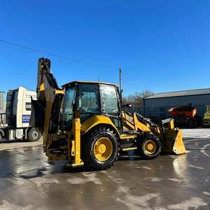 Chargeuse-pelleteuse Cat 430F avec châssis robuste et chargeur frontal, idéale pour les travaux d'excavation et de chargement - Product Image 1