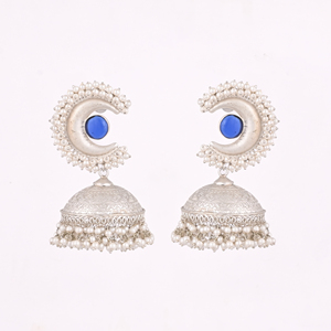 Boucles d'oreilles ethniques Jhumka en perles bleues Hydro |   Bijoux indiens traditionnels en laiton plaqué argent - Product Image 1