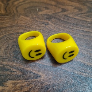 Bague en résine Happy Vibes avec visage souriant, bijou artisanal audacieux pour femme, tendance et idéal pour offrir - Product Image 2