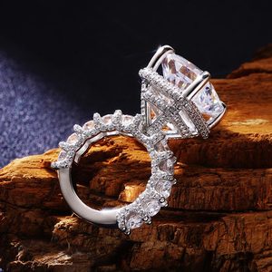 Bague solitaire fantaisie prête à être expédiée, diamants moissanite D VVS avec testeur de diamants, pour femme, occasion spéciale ou soirée. - Product Image 1
