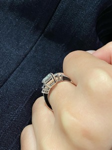 แหวนเพชรทรงเหลี่ยมมรกต 3 กะรัต สวยงามหรูหรา เพชรเลี้ยงในห้องปฏิบัติการ รับรองโดย IGI สี E ความสะอาด VS ทองคำขาว 14K ประดับเพชรทรงบาแกตต์ แหวนหมั้น - Product Image 2