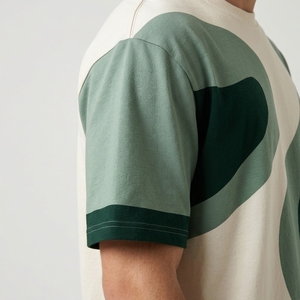 Camiseta de hombre de corte holgado color crema con gran curva en S verde salvia y paneles con detalles en verde oscuro - Product Image 4