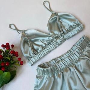 Ensemble de soutien-gorge et bikini en soie 100% sur mesure de qualité supérieure, style romantique, sexy, sans bretelles, coupe triangle, avec dentelle et armatures, idéal pour mariage et soirée. - Product Image 2