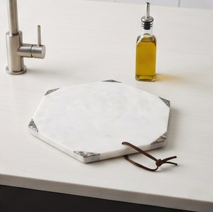 Planche à découper hexagonale en marbre blanc avec sangle en cuir et coins accentués - Product Image 3