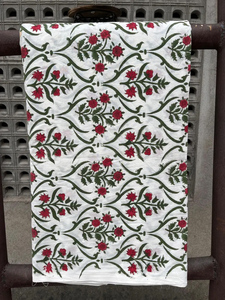 Tissu 100% Coton Écologique Léger Imprimé à la Main Motif Floral Rouge Sanganeri Blanc Indien pour Robes de Garçons et Filles - Product Image 3