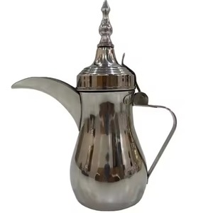 Jarra de café de acero inoxidable con acabado satinado, estilo árabe, con base recortada y bandeja de servicio, para salas ejecutivas y eventos. - Product Image 6