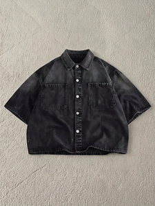 Camisa de mezclilla negra para hombre, lavada y desgastada, con doble bolsillo, manga corta, corte holgado, hombros caídos, estilo urbano, con botones al frente - Product Image 1