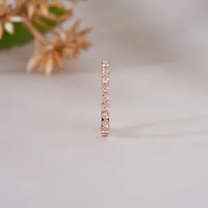 Élégante bague d'éternité minimaliste en or rose sertie de moissanite pour femme, cadeau délicat pour anniversaire - Product Image 4