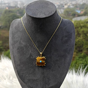 Collier pendentif tendance en pierre naturelle œil de tigre avec accent turquoise et CZ, chaîne réglable en laiton plaqué or - Product Image 6