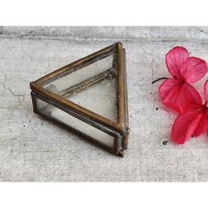 Chaque détail de cette boîte à bijoux en métal et en verre reflète une artisanat de qualité et un goût raffiné. - Product Image 4