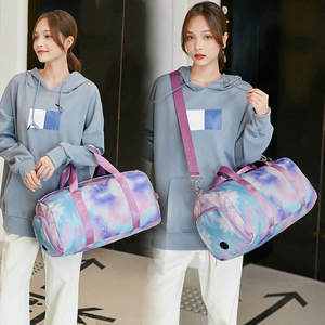 Sac de sport Galaxy Print en polyester avec fermeture éclair et compartiment séparé pour chaussures - Product Image 4