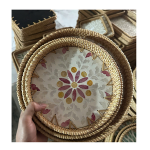 ถาดวางกาแฟหวายทำมือ พร้อมลายเปลือกหอยธรรมชาติ ดีไซน์ตกแต่งสวยงาม - Product Image 1