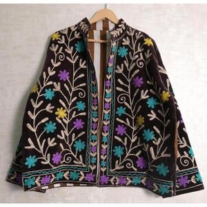 Chaqueta de Terciopelo Suzani con Estampado Floral Indio, Chaqueta Boho Hecha a Mano con Bordado Étnico para Mujer - Product Image 1