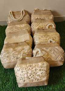 Sacs à main dorés pour femmes, design élégant avec perles et poignée perlée, différents modèles, sacs à main pour mariage et festivals. - Product Image 4