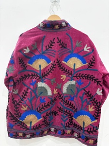 Chaqueta Suzani de terciopelo magenta bordada a mano, perfecta para ropa festiva de invierno, estilo étnico único, abrigo de terciopelo grueso para mujer - Product Image 2