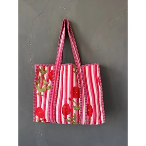 Sac fourre-tout en coton matelassé multicolore : imprimé à la main, idéal pour les voyages - Product Image 2
