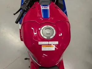 Moto sportive authentique d'occasion en excellent état, Honda CBR1000RR Fireblade 2025, 1 000 cm³, refroidissement liquide, quatre cylindres en ligne, quatre temps, moto de course - Product Image 5