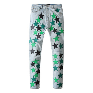 Pantalones vaqueros azul claro para hombre con apliques de estrellas verdes y negras, estilo casual de verano, cintura media, cierre de botones, pantalones de algodón tejido. - Product Image 1
