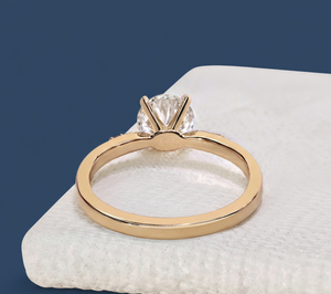 Bague de fiançailles en or jaune avec diamant rond de laboratoire de 1,08 ct, VVS2, certifié IGI, vente en gros, sur mesure - Product Image 4