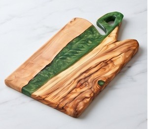 Tabla de cortar de madera de olivo de estilo lujoso con incrustaciones de resina verde y asa, bandeja rectangular para servir queso - Product Image 1