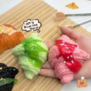 Juguete Blandito de TPR de Alta Calidad con Forma de Croissant, Personalizado al por Mayor, Suave para Niños, Simulación de Pan con Salsa, Novedoso y Divertido - Product Image 2