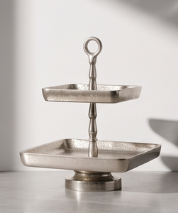 Support à gâteau moderne en métal argenté à 2 niveaux, présentoir à dessert carré martelé de luxe, porte-cupcakes avec poignée en boucle, décoration de table de fête - Product Image 1