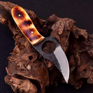 Couteau de survie artisanal en acier Damas MORTAL SAGA, manche en résine et bois, étui en cuir - Cadeau idéal pour le camping et la chasse - Product Image 5