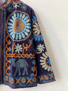 Chaqueta corta floral bohemia con motivo de camello, un toque de arte y calidez, estilo Suzani, regalo para ella, abrigo de terciopelo hecho a mano, ropa exterior bohemia. - Product Image 5