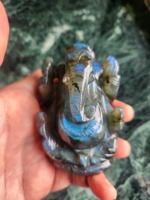 Statue du Dieu Ganesh en pierre de labradorite naturelle – Un symbole divin de transformation, de sagesse et de lumière spirituelle
