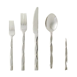 Juego de cubiertos de acero inoxidable de grado alimenticio para servir comida con mango de plata retorcida - Product Image 1