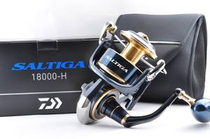 ¡OFERTA ESPECIAL! Nuevo Carrete de Pesca Giratorio Daiwa Saltiga 18000 H para Diestros, Relación de Engranajes 5.8:1, 8 Rodamientos, 600g - Product Image 1